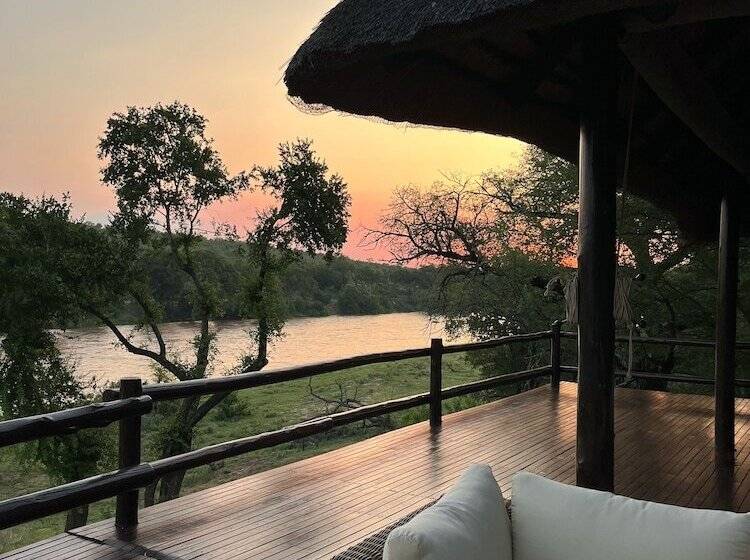 בית מלון כפרי Nyati Safari Lodge