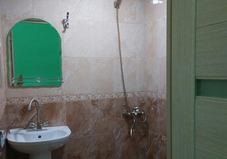 هتل Uyut On Prospekt Putina 19