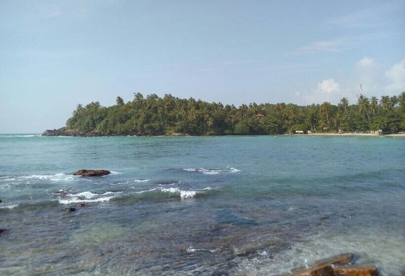 بنسيون Bay Hiriketiya