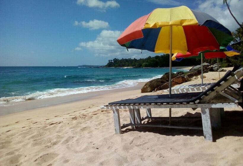 بنسيون Bay Hiriketiya