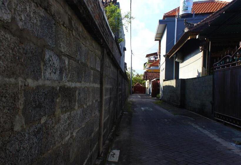 פנסיון Cr Tris Rooms Seminyak