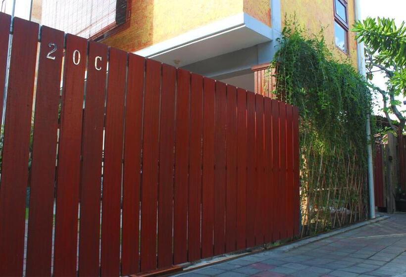 פנסיון Cr Tris Rooms Seminyak