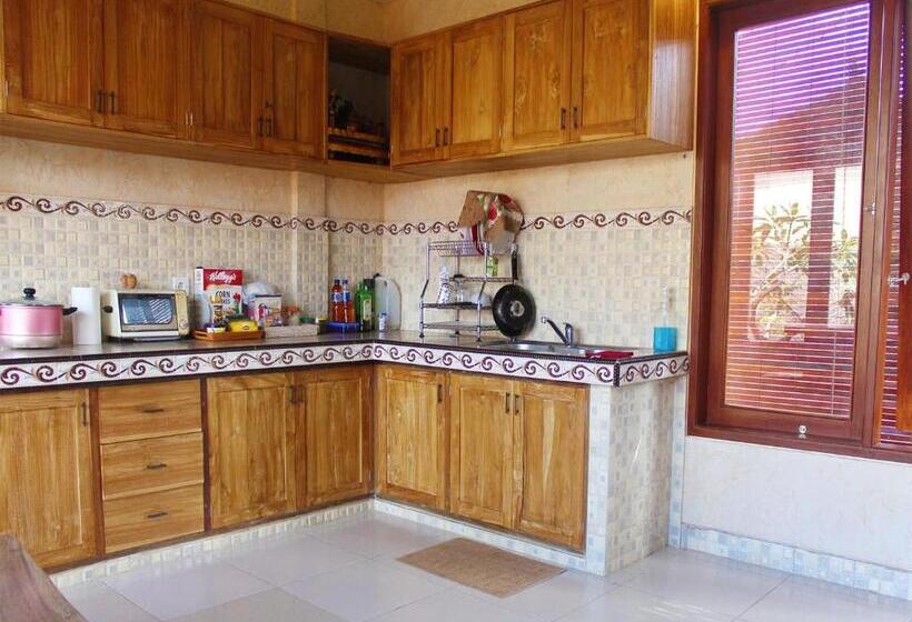 פנסיון Cr Tris Rooms Seminyak