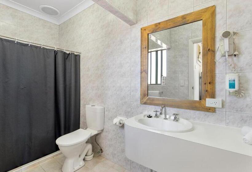 Coast Motel And Apartments