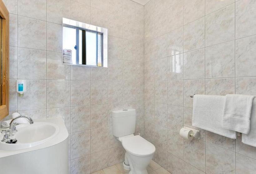 Coast Motel And Apartments