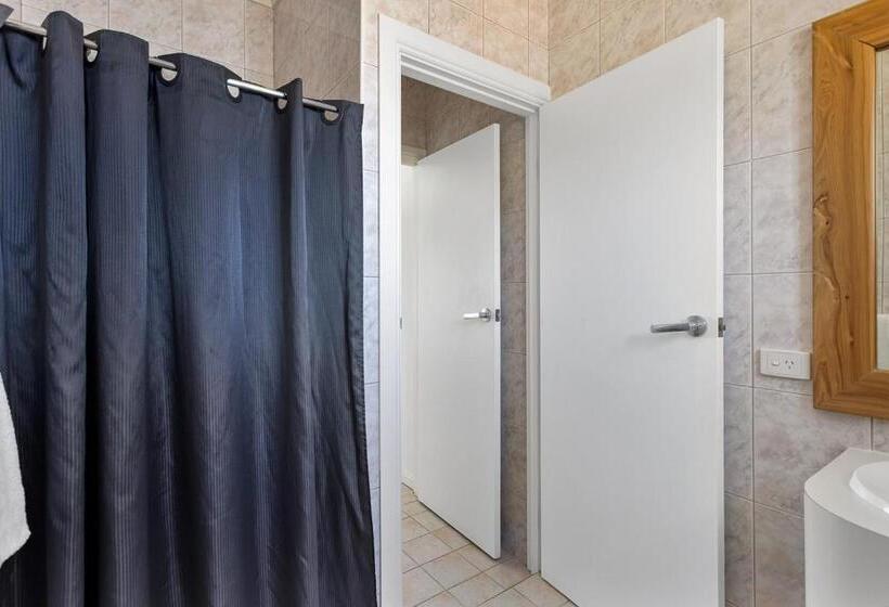 Coast Motel And Apartments