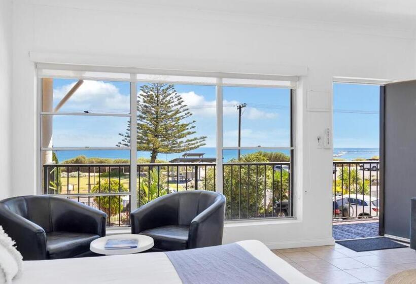 Coast Motel And Apartments