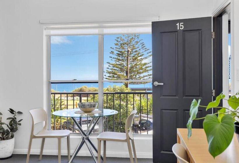 Coast Motel And Apartments