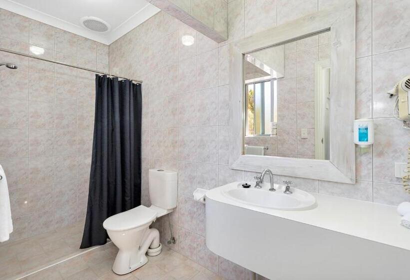 Coast Motel And Apartments