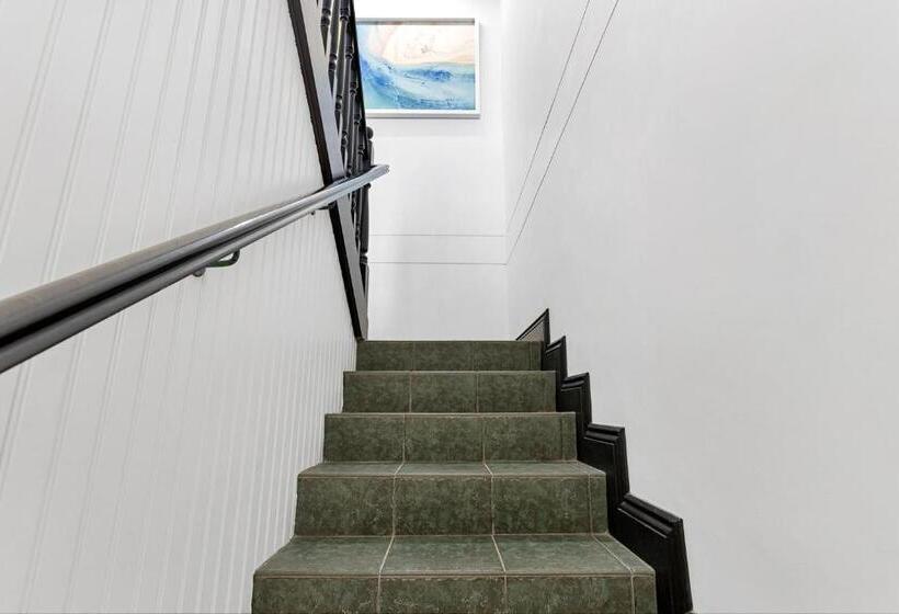 Coast Motel And Apartments