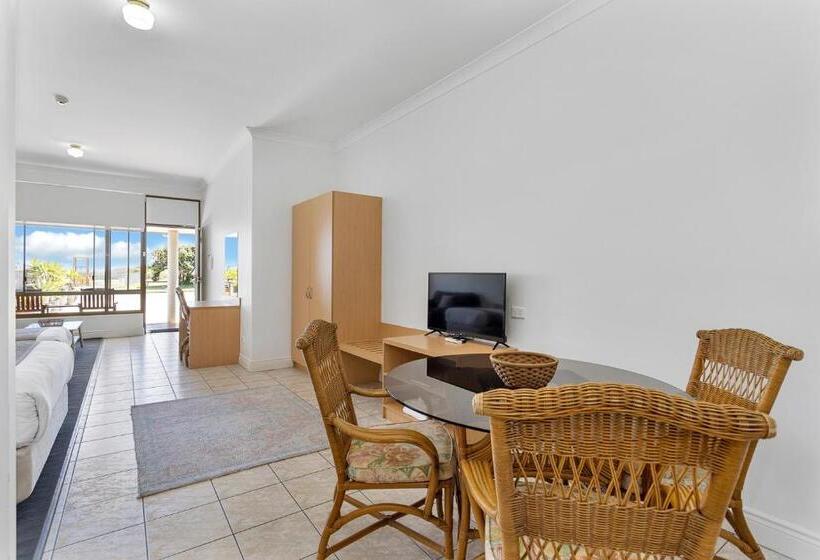 Coast Motel And Apartments