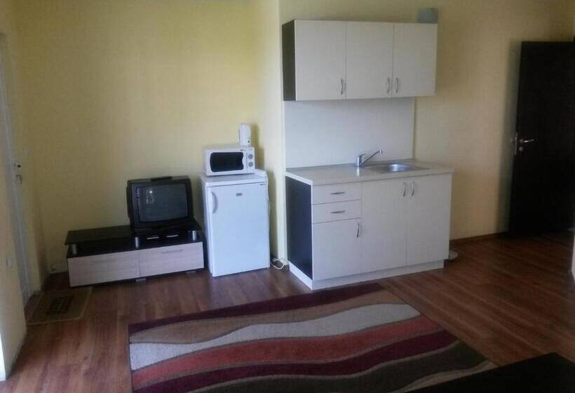 בית מלון כפרי Black Sea   Breakfast, Pool & Free Parking