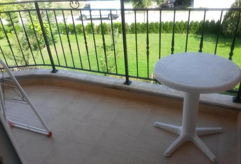 בית מלון כפרי Black Sea   Breakfast, Pool & Free Parking