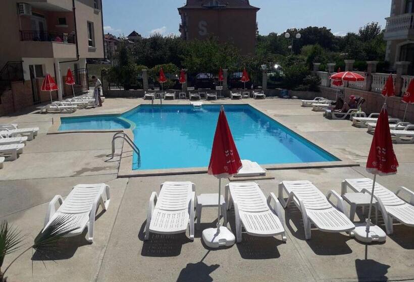 בית מלון כפרי Black Sea   Breakfast, Pool & Free Parking