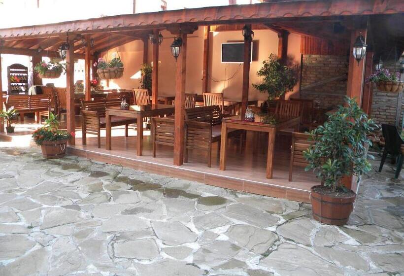 בית מלון כפרי Black Sea   Breakfast, Pool & Free Parking