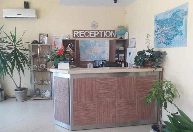 בית מלון כפרי Black Sea   Breakfast, Pool & Free Parking