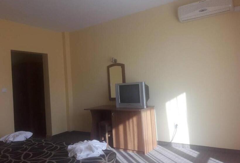 בית מלון כפרי Black Sea   Breakfast, Pool & Free Parking