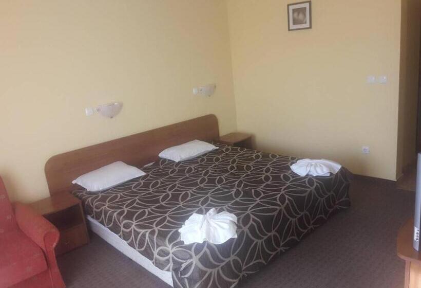 בית מלון כפרי Black Sea   Breakfast, Pool & Free Parking