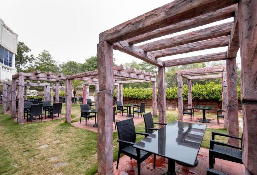 هتل Jenneys Residency