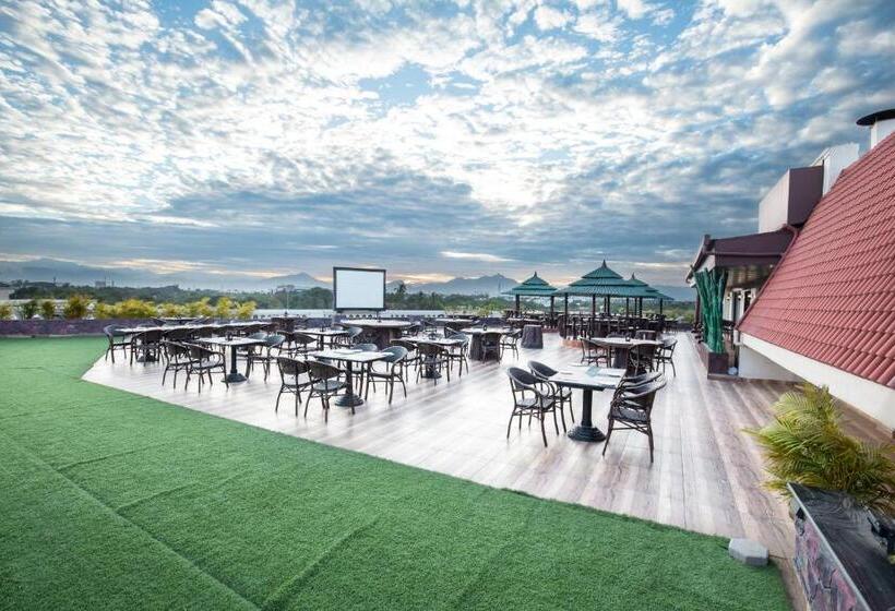 هتل Jenneys Residency