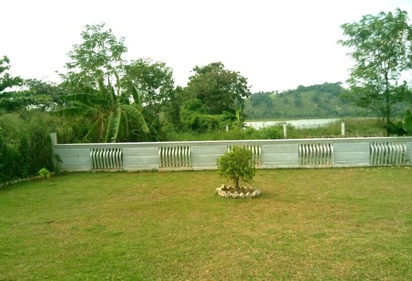 Отель Layathraa Lake View Resort