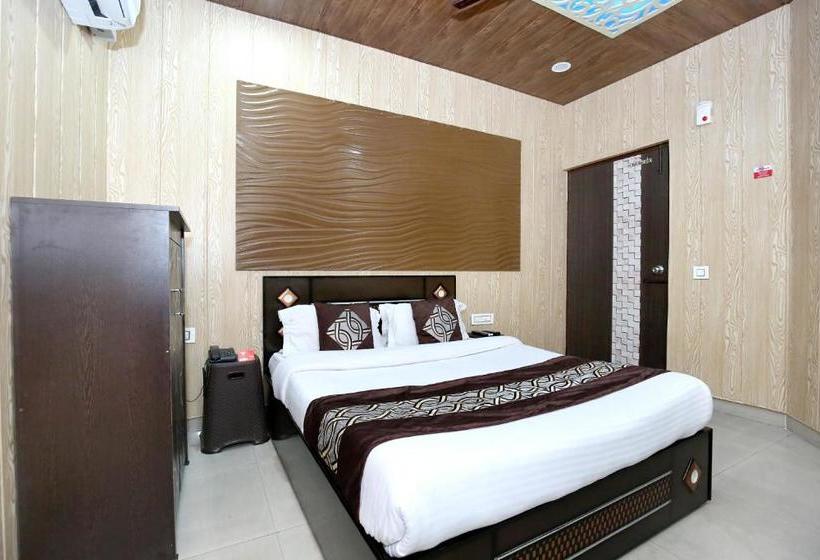 Hotel Oyo 8105 Model Town