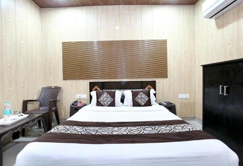 Hotel Oyo 8105 Model Town