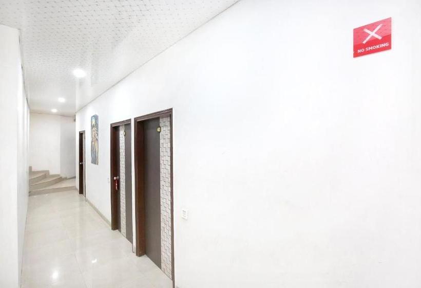 Hotel Oyo 8105 Model Town