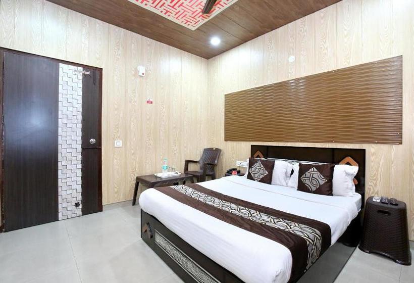 Hotel Oyo 8105 Model Town