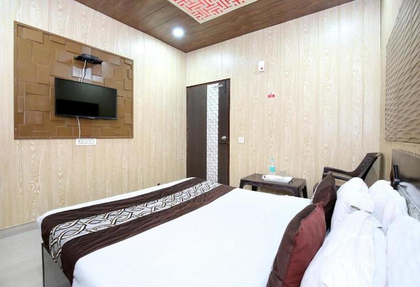 Hotel Oyo 8105 Model Town