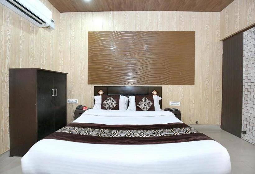 Hotel Oyo 8105 Model Town