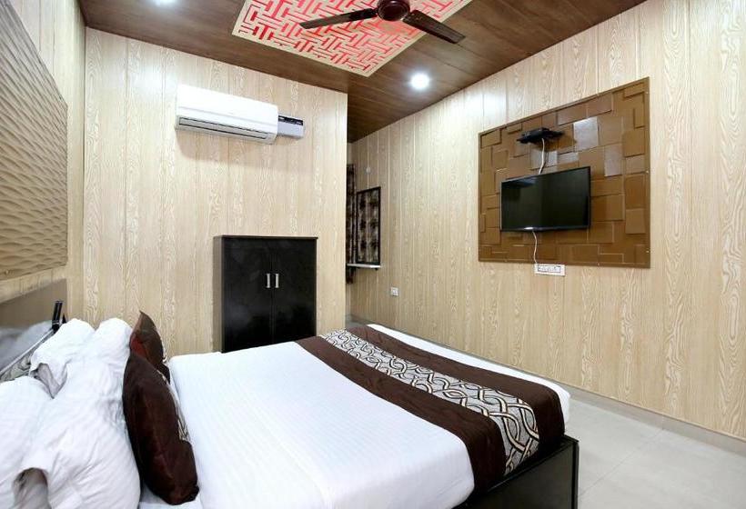 Hotel Oyo 8105 Model Town