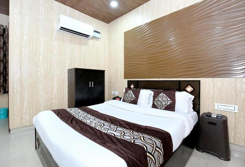 Hotel Oyo 8105 Model Town