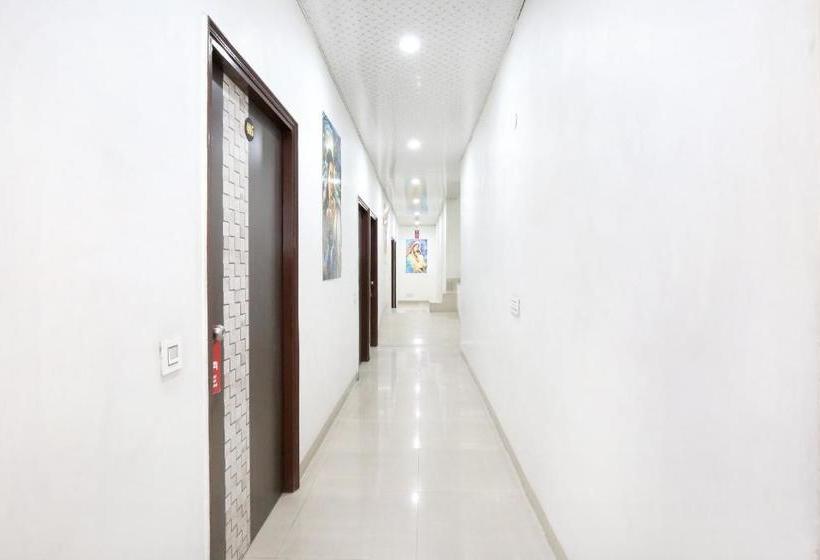 Hotel Oyo 8105 Model Town