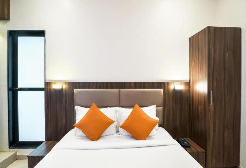 בית מלון כפרי Sea Grand  Colaba