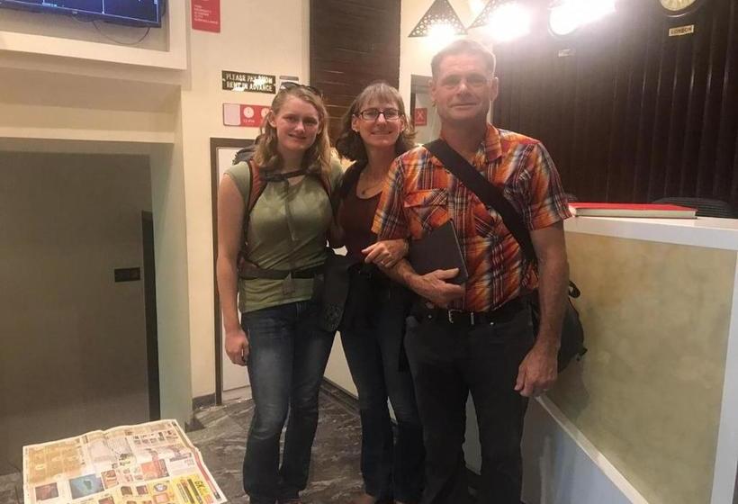 בית מלון כפרי Sea Grand  Colaba