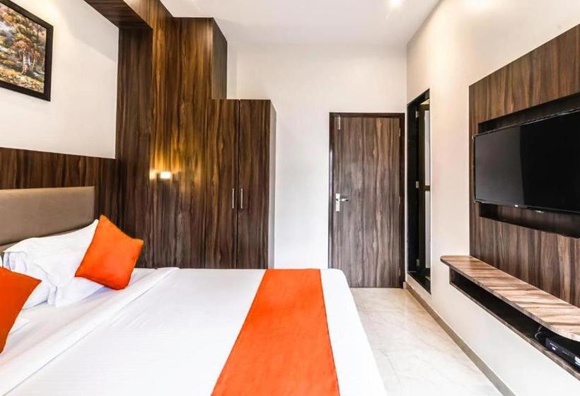 בית מלון כפרי Sea Grand  Colaba