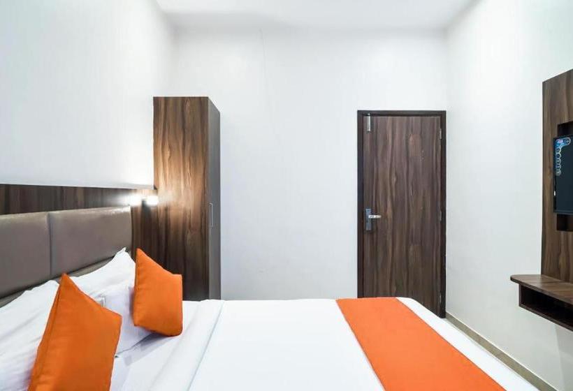 בית מלון כפרי Sea Grand  Colaba