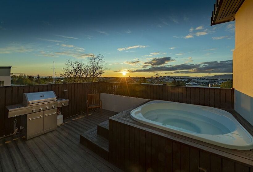 Iceland Sjf Villa, Hot Tub & Outdoor Sauna Amazing Mountains And City View Over Reykjavík