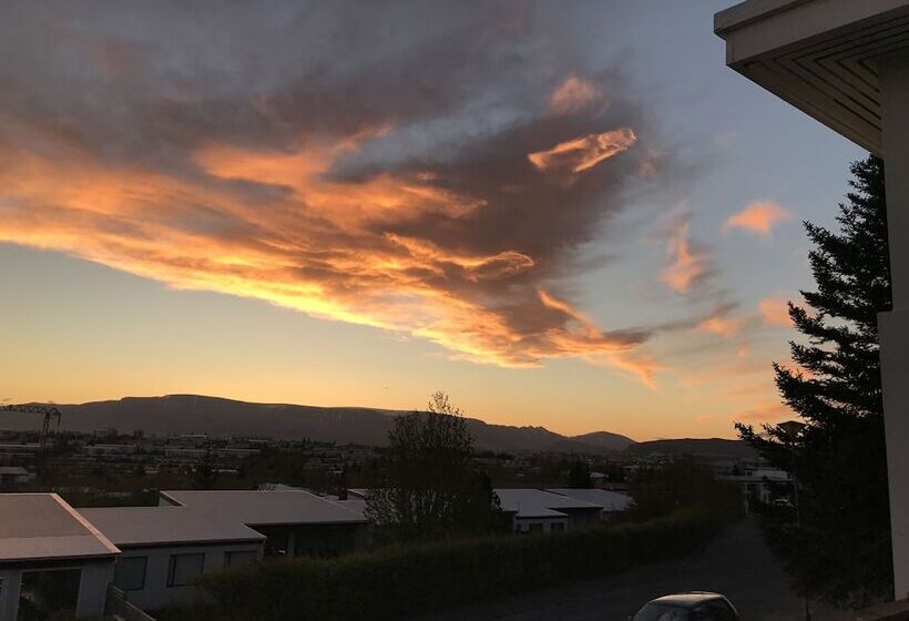 Iceland Sjf Villa, Hot Tub & Outdoor Sauna Amazing Mountains And City View Over Reykjavík