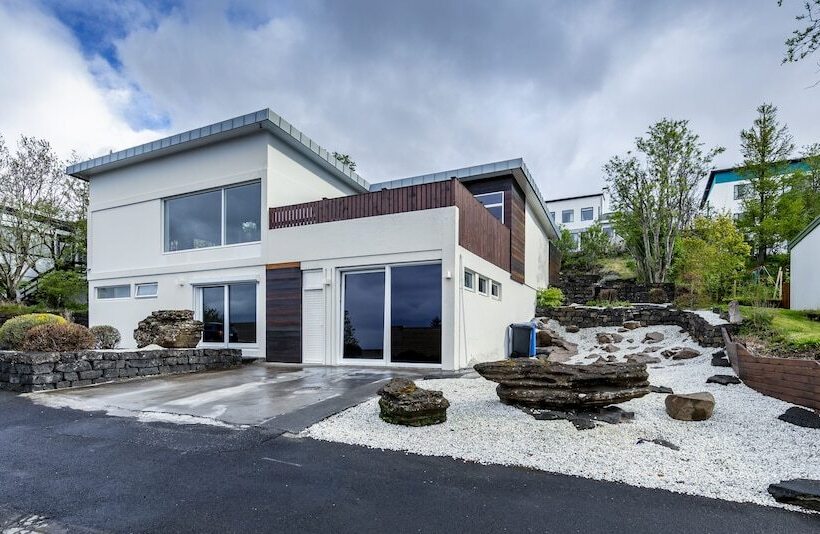 Iceland Sjf Villa, Hot Tub & Outdoor Sauna Amazing Mountains And City View Over Reykjavík