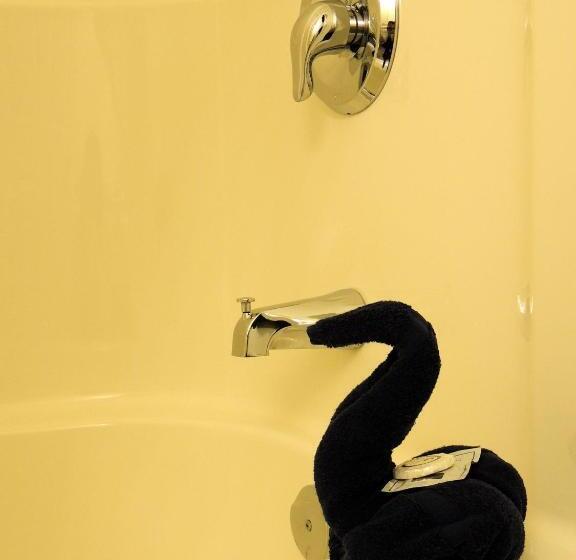 100 Mile Motel & Rv Park