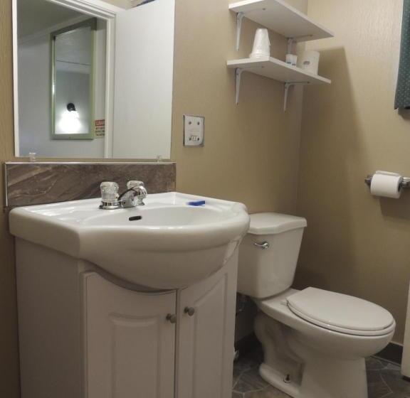 100 Mile Motel & Rv Park