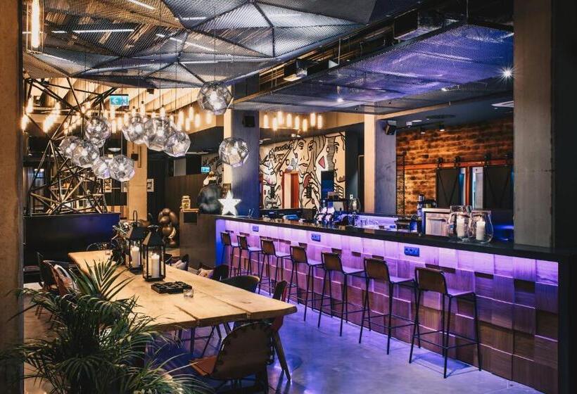 هتل Moxy Katowice Airport