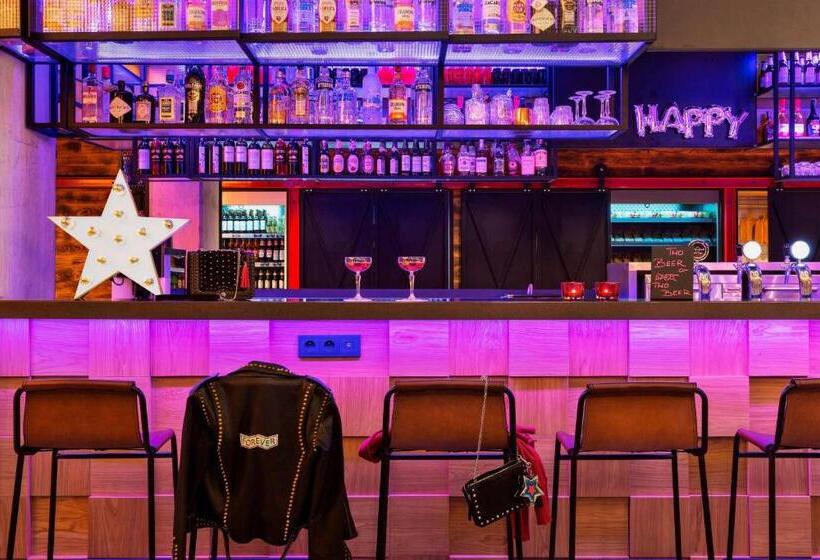 هتل Moxy Katowice Airport