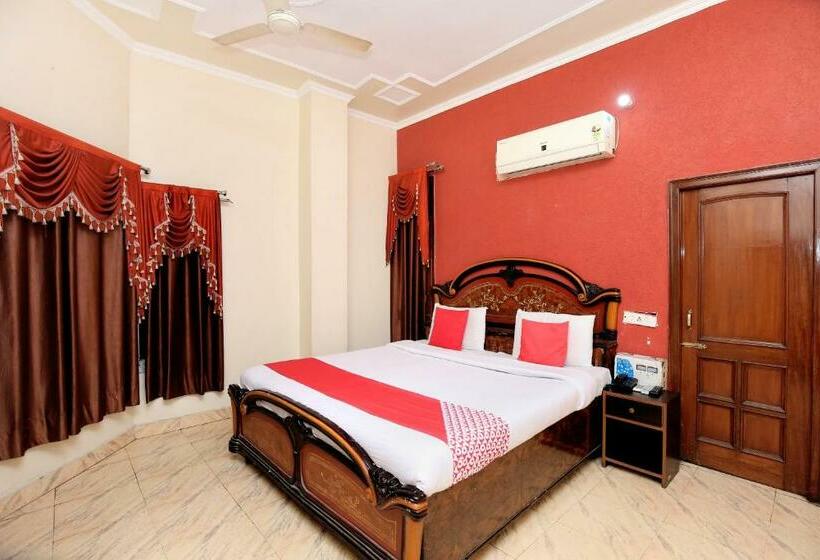 Отель OYO 10239 Holiday INN Paradise