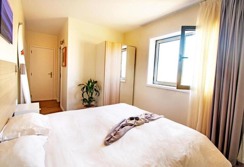 ペンション Surfivor Surf Camp