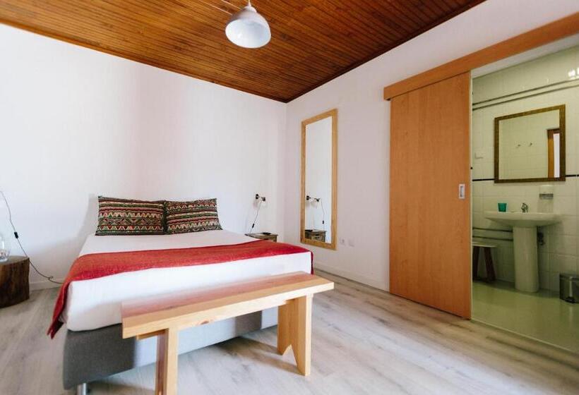 Пансион Zulla Nazaré`s Surf Village