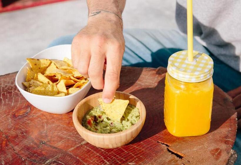 Пансион Zulla Nazaré`s Surf Village