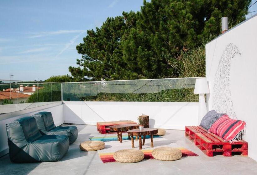 Пансион Zulla Nazaré`s Surf Village